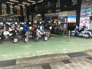 台風のあと店